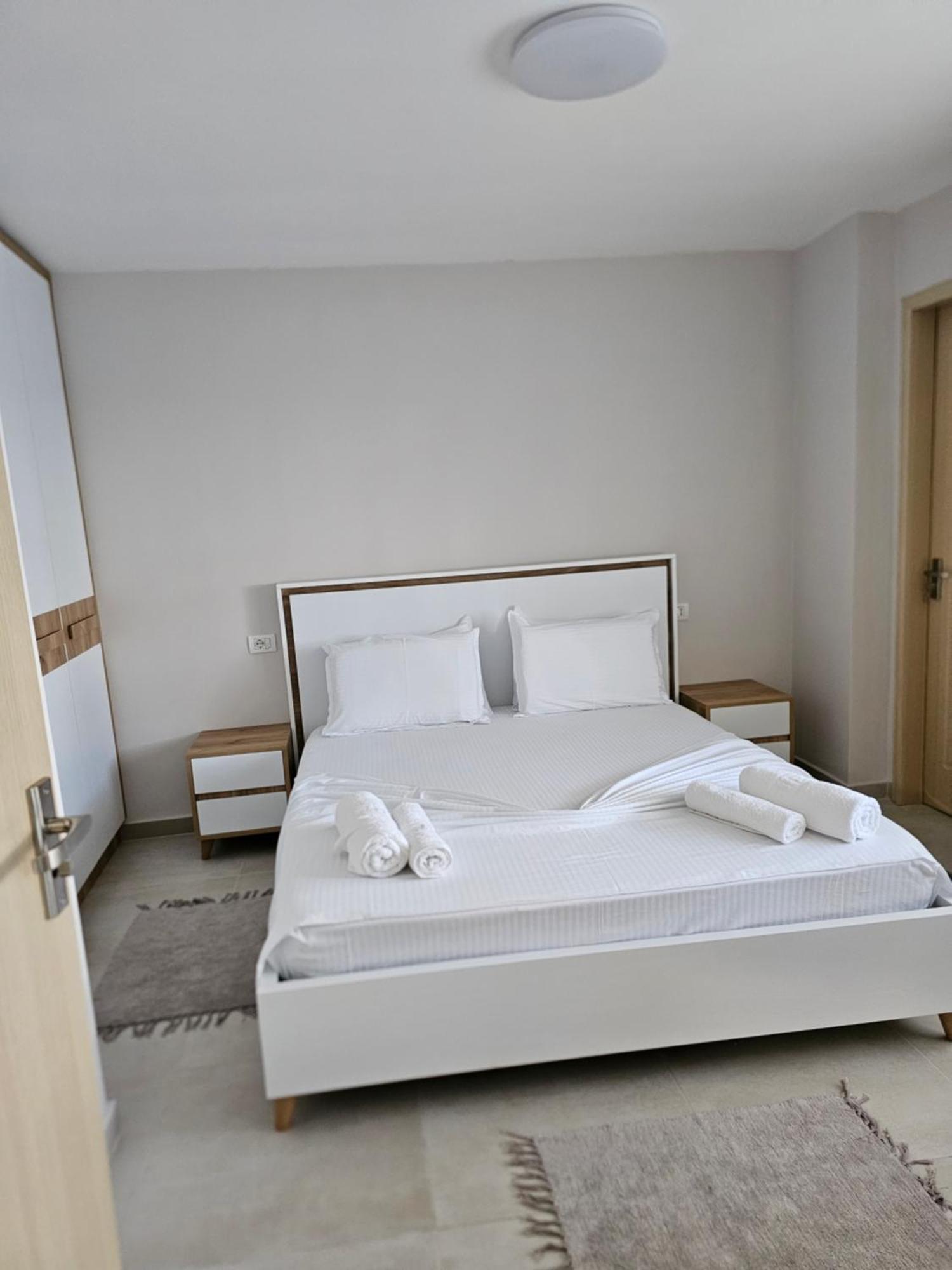 Alex'S Apartment Durres Bagian luar foto